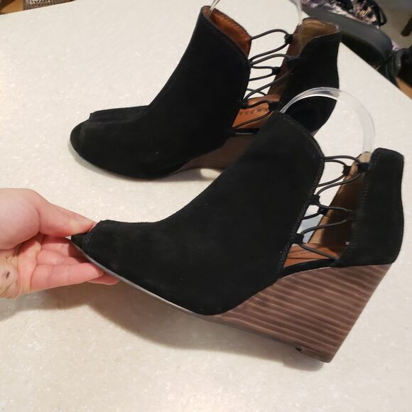 Lucky Brand Women's Reevas Black Suede Side Cutout Peep Toe Wedge Booties Sz 10M - Picture 9 of 9
